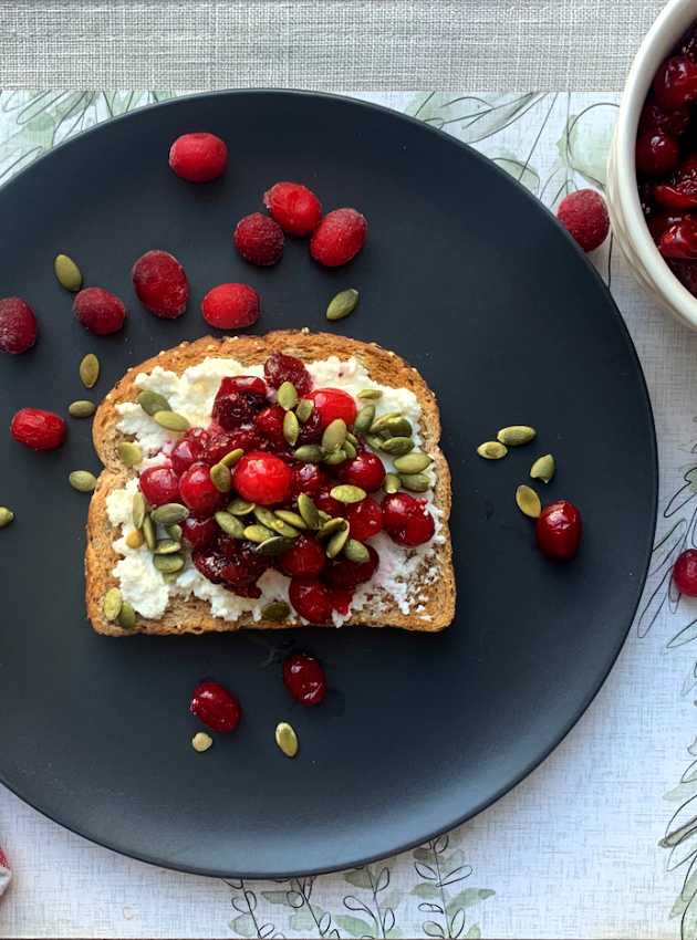 Tartine de ricotta aux canneberges 