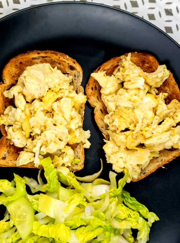 Tartines aux oeufs brouillés et oignon